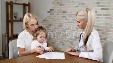 <strong>儿童健康</strong>检查。 年轻的母亲和她漂亮的小女儿去看儿科医生。 友好的<strong>儿童</strong>保健诊所